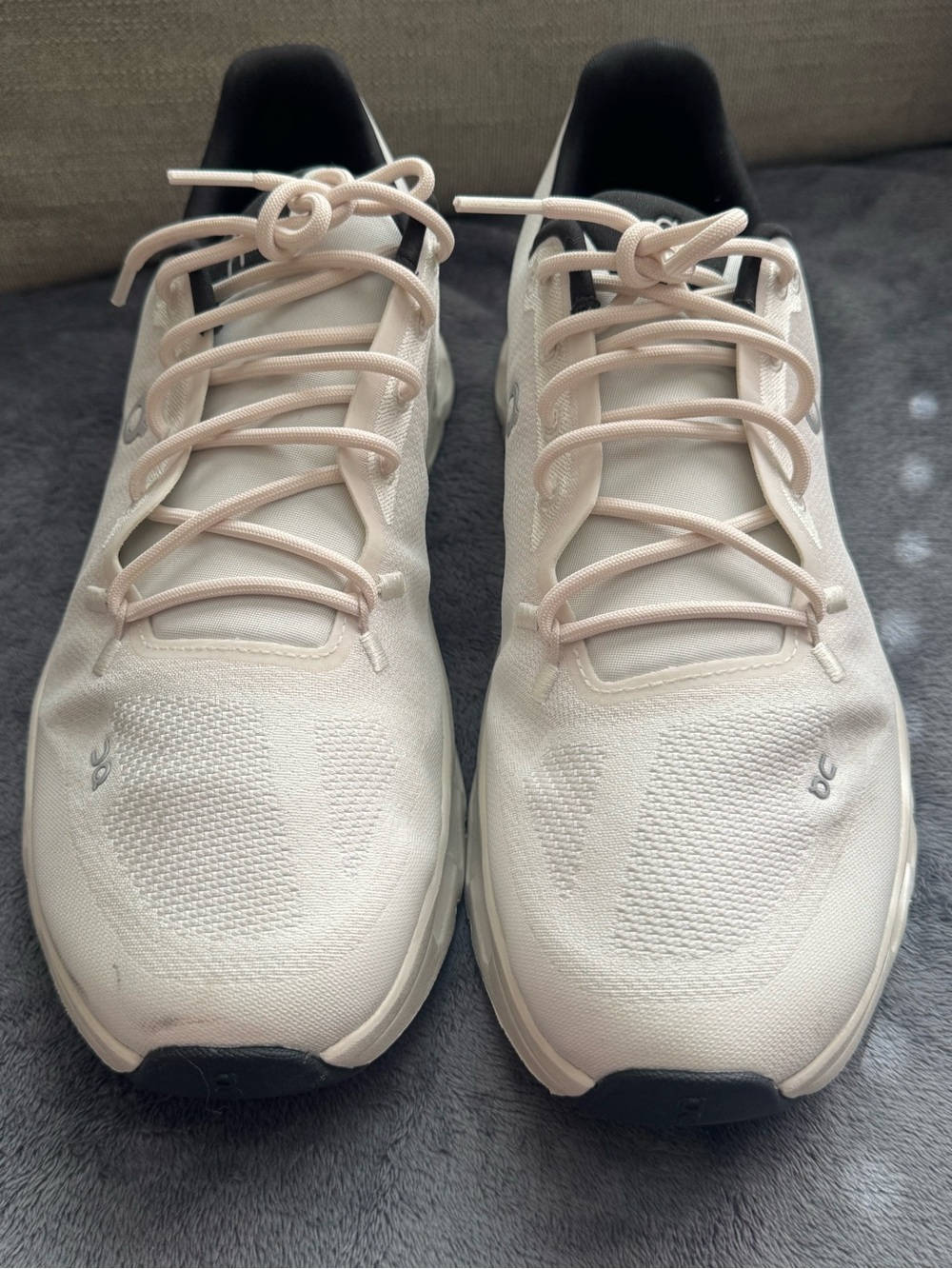 On Cloud Running men's  Sneakers in Cream with Black Heel